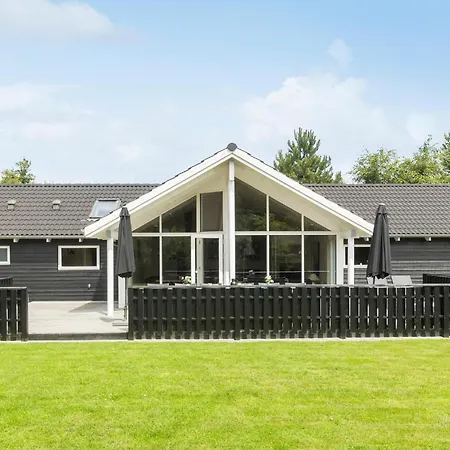 5 Bedroom Beautiful In Holiday home Glesborg