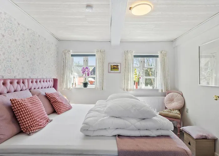 5 Bedroom Beautiful In *